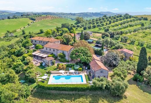 In posizione collinare dominante, tenuta di 67 ettari, con terreno a seminativo, 10 ettari di olivi, e complesso edificato di circa 3000 mq Image 1