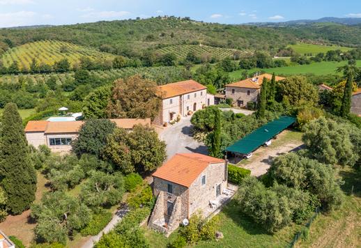 In posizione collinare dominante, tenuta di 67 ettari, con terreno a seminativo, 10 ettari di olivi, e complesso edificato di circa 3000 mq Image 3