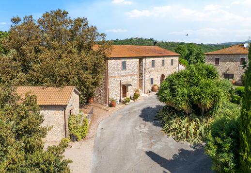 In posizione collinare dominante, tenuta di 67 ettari, con terreno a seminativo, 10 ettari di olivi, e complesso edificato di circa 3000 mq Image 4