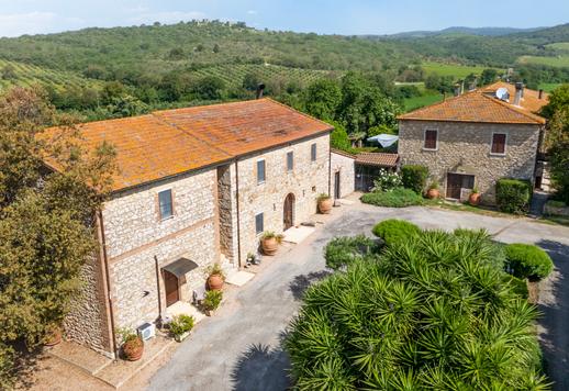 In posizione collinare dominante, tenuta di 67 ettari, con terreno a seminativo, 10 ettari di olivi, e complesso edificato di circa 3000 mq Image 5
