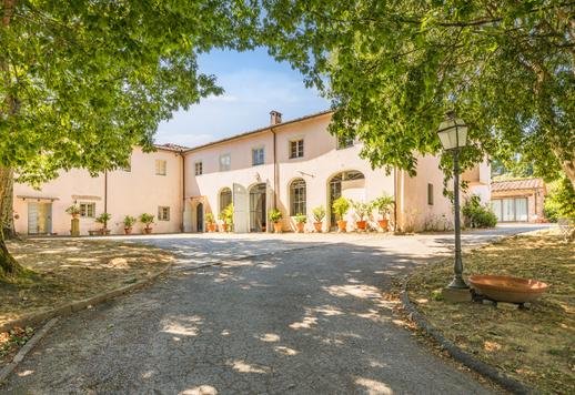 Complesso rurale di circa 1050 mq articolato in due corpi indipendenti con 18 camere e 7 bagni, e 15000 mq di esterni con oliveto di ottanta piante e giardino privato Image 3