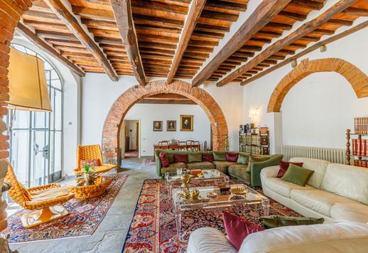 Complesso rurale di circa 1050 mq articolato in due corpi indipendenti con 18 camere e 7 bagni, e 15000 mq di esterni con oliveto di ottanta piante e giardino privato Image 8