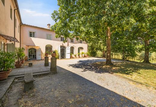 Complesso rurale di circa 1050 mq articolato in due corpi indipendenti con 18 camere e 7 bagni, e 15000 mq di esterni con oliveto di ottanta piante e giardino privato Image 1