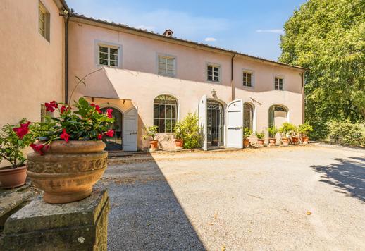 Complesso rurale di circa 1050 mq articolato in due corpi indipendenti con 18 camere e 7 bagni, e 15000 mq di esterni con oliveto di ottanta piante e giardino privato Image 2