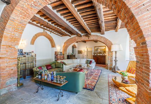 Complesso rurale di circa 1050 mq articolato in due corpi indipendenti con 18 camere e 7 bagni, e 15000 mq di esterni con oliveto di ottanta piante e giardino privato Image 9