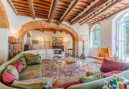 Complesso rurale di circa 1050 mq articolato in due corpi indipendenti con 18 camere e 7 bagni, e 15000 mq di esterni con oliveto di ottanta piante e giardino privato Image 6