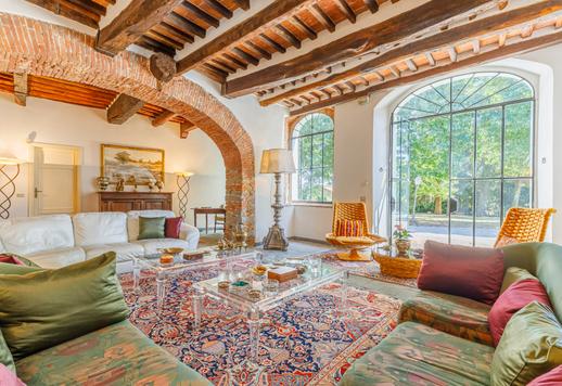 Complesso rurale di circa 1050 mq articolato in due corpi indipendenti con 18 camere e 7 bagni, e 15000 mq di esterni con oliveto di ottanta piante e giardino privato Image 7