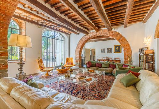 Complesso rurale di circa 1050 mq articolato in due corpi indipendenti con 18 camere e 7 bagni, e 15000 mq di esterni con oliveto di ottanta piante e giardino privato Image 5