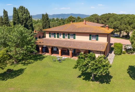 Complesso rurale di 1365 mq complessivi distribuiti tra una casa colonica e tre edifici rurali in posizione dominante Image 5