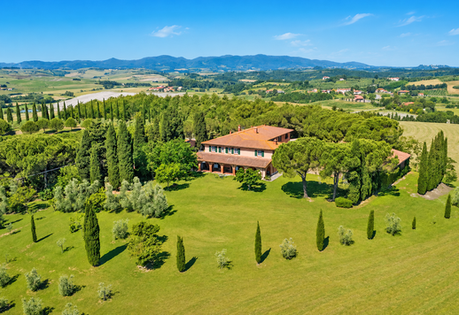 Complesso rurale di 1365 mq complessivi distribuiti tra una casa colonica e tre edifici rurali in posizione dominante Image 2