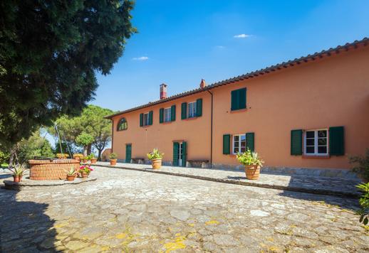 Complesso rurale di 1365 mq complessivi distribuiti tra una casa colonica e tre edifici rurali in posizione dominante Image 9