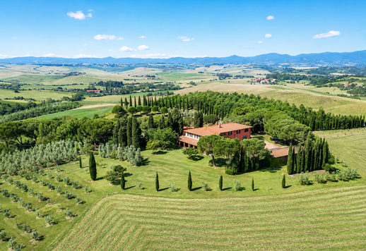 Complesso rurale di 1365 mq complessivi distribuiti tra una casa colonica e tre edifici rurali in posizione dominante Image 1
