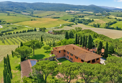 Complesso rurale di 1365 mq complessivi distribuiti tra una casa colonica e tre edifici rurali in posizione dominante Image 3