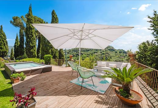 Prestigiosa propiedad con una superficie de 1000 m2 distribuidos en tres amplias plantas, inmersa en un parque privado de más de 15.000 m2. Image 9