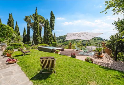 Prestigiosa propiedad con una superficie de 1000 m2 distribuidos en tres amplias plantas, inmersa en un parque privado de más de 15.000 m2. Image 8