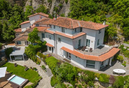 Prestigiosa propiedad con una superficie de 1000 m2 distribuidos en tres amplias plantas, inmersa en un parque privado de más de 15.000 m2. Image 5
