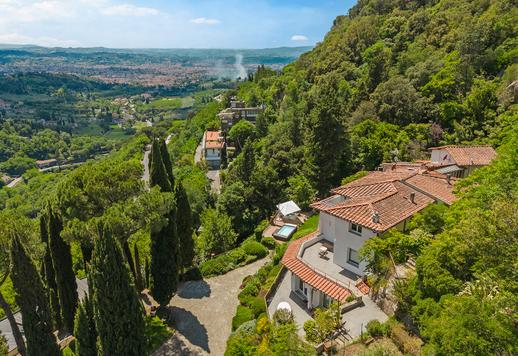 Prestigiosa propiedad con una superficie de 1000 m2 distribuidos en tres amplias plantas, inmersa en un parque privado de más de 15.000 m2. Image 3