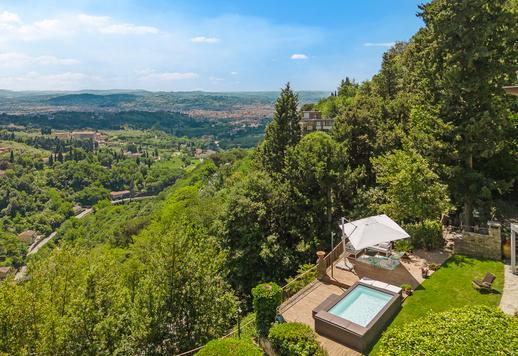Prestigiosa propiedad con una superficie de 1000 m2 distribuidos en tres amplias plantas, inmersa en un parque privado de más de 15.000 m2. Image 4