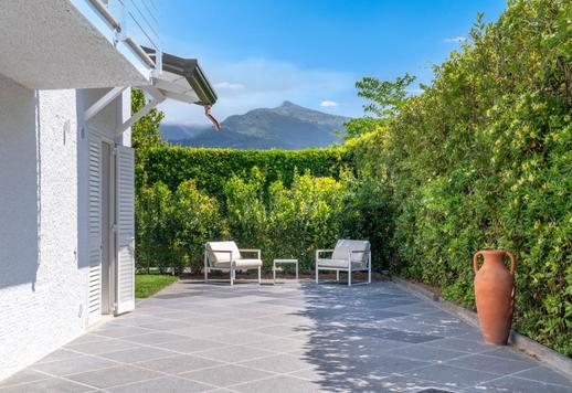 Residencia costera de 191 m² distribuida en dos plantas, con cuatro dormitorios, tres baños, un estudio independiente con cocina americana, aparcamiento privado para tres vehículos y jardín con magnolia Image 5