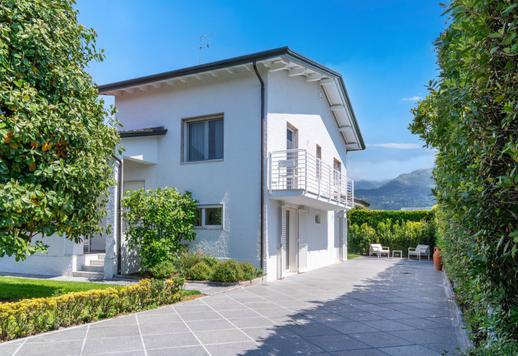 Residencia costera de 191 m² distribuida en dos plantas, con cuatro dormitorios, tres baños, un estudio independiente con cocina americana, aparcamiento privado para tres vehículos y jardín con magnolia Image 6