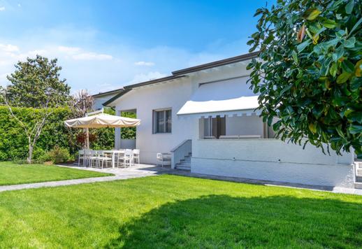 Residencia costera de 191 m² distribuida en dos plantas, con cuatro dormitorios, tres baños, un estudio independiente con cocina americana, aparcamiento privado para tres vehículos y jardín con magnolia Image 1