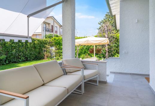 Residencia costera de 191 m² distribuida en dos plantas, con cuatro dormitorios, tres baños, un estudio independiente con cocina americana, aparcamiento privado para tres vehículos y jardín con magnolia Image 4