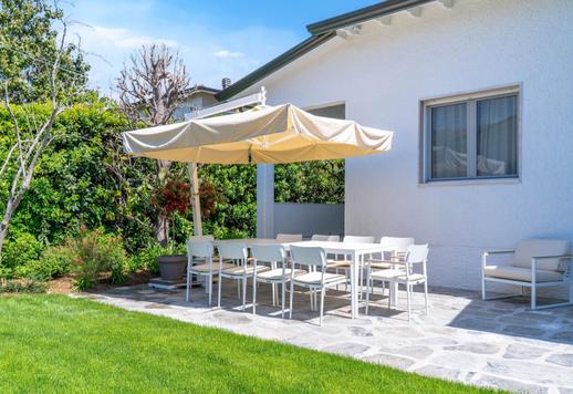 Residencia costera de 191 m² distribuida en dos plantas, con cuatro dormitorios, tres baños, un estudio independiente con cocina americana, aparcamiento privado para tres vehículos y jardín con magnolia Image 3