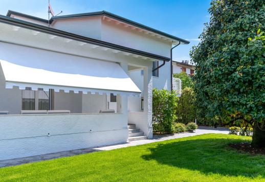 Residencia costera de 191 m² distribuida en dos plantas, con cuatro dormitorios, tres baños, un estudio independiente con cocina americana, aparcamiento privado para tres vehículos y jardín con magnolia Image 2