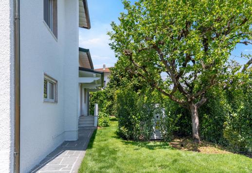 Residencia costera de 191 m² distribuida en dos plantas, con cuatro dormitorios, tres baños, un estudio independiente con cocina americana, aparcamiento privado para tres vehículos y jardín con magnolia Image 7