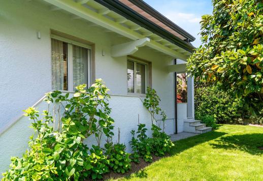 Residencia costera de 191 m² distribuida en dos plantas, con cuatro dormitorios, tres baños, un estudio independiente con cocina americana, aparcamiento privado para tres vehículos y jardín con magnolia Image 8