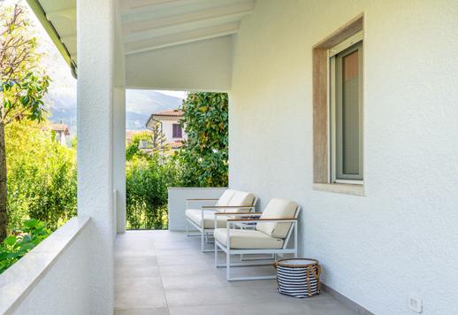 Residencia costera de 191 m² distribuida en dos plantas, con cuatro dormitorios, tres baños, un estudio independiente con cocina americana, aparcamiento privado para tres vehículos y jardín con magnolia Image 9