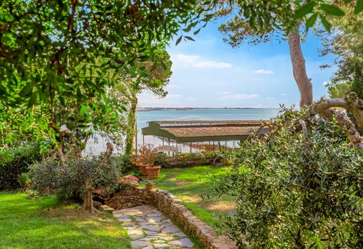 320 négyzetméteres, háromszintes birtok három hálószobával, három fürdőszobával, kandallóval, a zöld növényzetre és a tengerre néző nagy ablakokkal, saját 750 négyzetméteres kerttel és garázzsal egy privát tengerparti helyen. Image 3