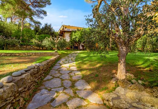 320 négyzetméteres, háromszintes birtok három hálószobával, három fürdőszobával, kandallóval, a zöld növényzetre és a tengerre néző nagy ablakokkal, saját 750 négyzetméteres kerttel és garázzsal egy privát tengerparti helyen. Image 5