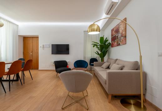 Een woning van 150 m² met een grote open woonruimte met keuken, drie slaapkamers, uitzicht op de straat en drie badkamers. Image 2