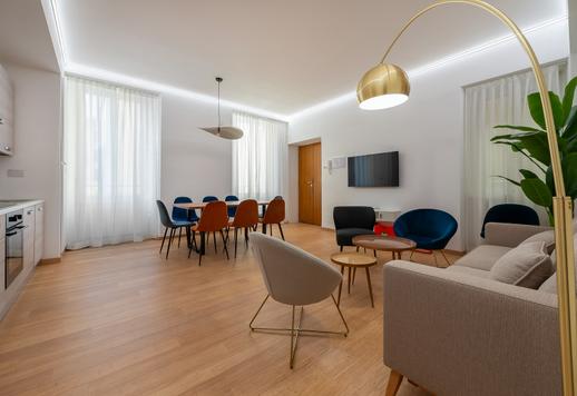 Een woning van 150 m² met een grote open woonruimte met keuken, drie slaapkamers, uitzicht op de straat en drie badkamers. Image 1