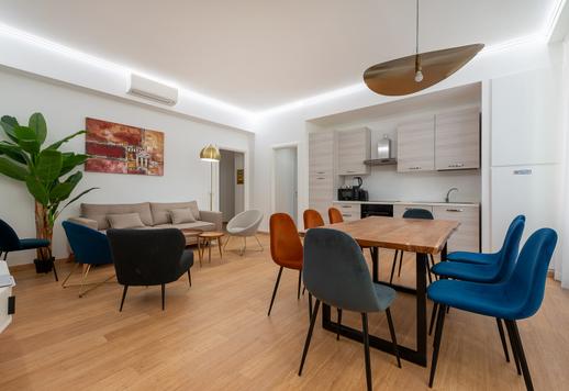 Een woning van 150 m² met een grote open woonruimte met keuken, drie slaapkamers, uitzicht op de straat en drie badkamers. Image 3