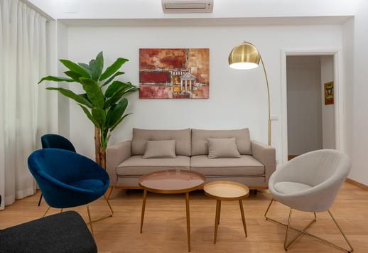 Een woning van 150 m² met een grote open woonruimte met keuken, drie slaapkamers, uitzicht op de straat en drie badkamers. Image 6