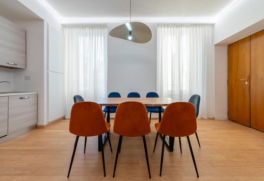 Een woning van 150 m² met een grote open woonruimte met keuken, drie slaapkamers, uitzicht op de straat en drie badkamers. Image 4