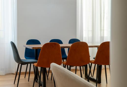Een woning van 150 m² met een grote open woonruimte met keuken, drie slaapkamers, uitzicht op de straat en drie badkamers. Image 5