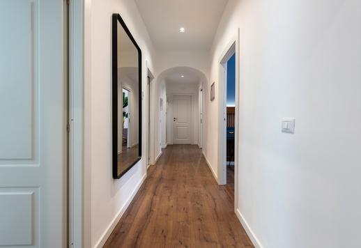 Een woning van 200 m² met drie slaapkamers, drie badkamers, een open woonkamer met keuken en directe toegang tot het voetgangersgebied en uitzicht op de art nouveau-gebouwen van de wijk Prati. Image 9
