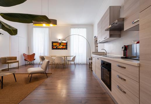 Een woning van 200 m² met drie slaapkamers, drie badkamers, een open woonkamer met keuken en directe toegang tot het voetgangersgebied en uitzicht op de art nouveau-gebouwen van de wijk Prati. Image 3