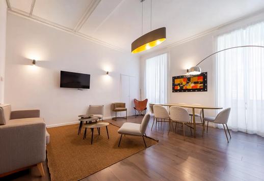 Een woning van 200 m² met drie slaapkamers, drie badkamers, een open woonkamer met keuken en directe toegang tot het voetgangersgebied en uitzicht op de art nouveau-gebouwen van de wijk Prati. Image 1