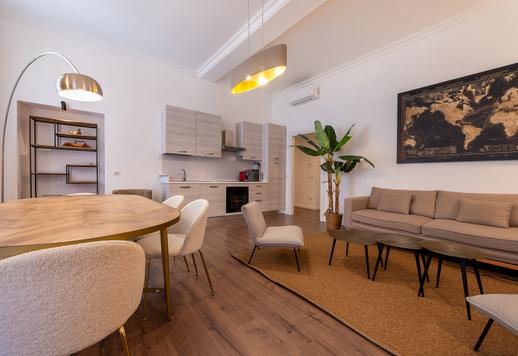 Een woning van 200 m² met drie slaapkamers, drie badkamers, een open woonkamer met keuken en directe toegang tot het voetgangersgebied en uitzicht op de art nouveau-gebouwen van de wijk Prati. Image 4