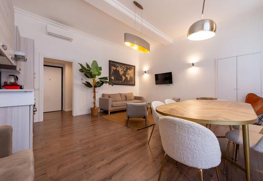Een woning van 200 m² met drie slaapkamers, drie badkamers, een open woonkamer met keuken en directe toegang tot het voetgangersgebied en uitzicht op de art nouveau-gebouwen van de wijk Prati. Image 2