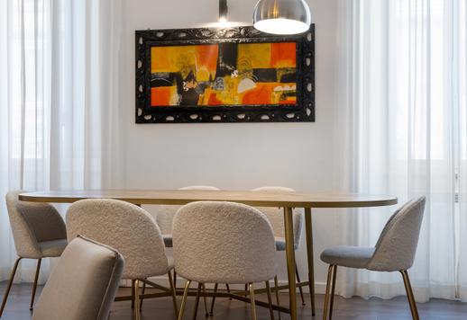 Een woning van 200 m² met drie slaapkamers, drie badkamers, een open woonkamer met keuken en directe toegang tot het voetgangersgebied en uitzicht op de art nouveau-gebouwen van de wijk Prati. Image 5