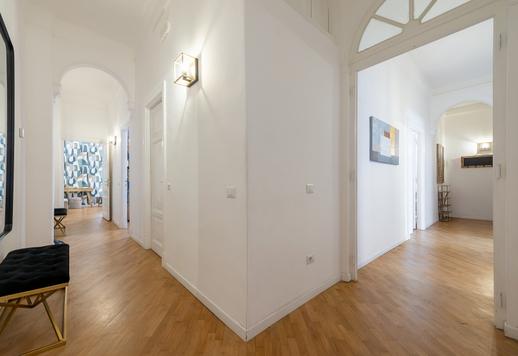 Propiedad reformada y amueblada con un estilo contemporáneo, situada en la tercera planta de un edificio señorial en el corazón del barrio de Prati Image 6
