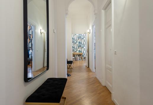 Propiedad reformada y amueblada con un estilo contemporáneo, situada en la tercera planta de un edificio señorial en el corazón del barrio de Prati Image 7