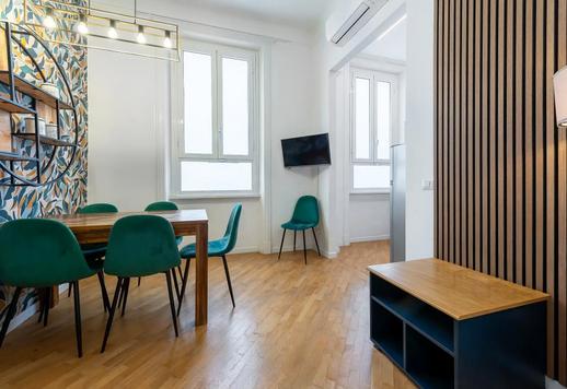 Propiedad reformada y amueblada con un estilo contemporáneo, situada en la tercera planta de un edificio señorial en el corazón del barrio de Prati Image 1