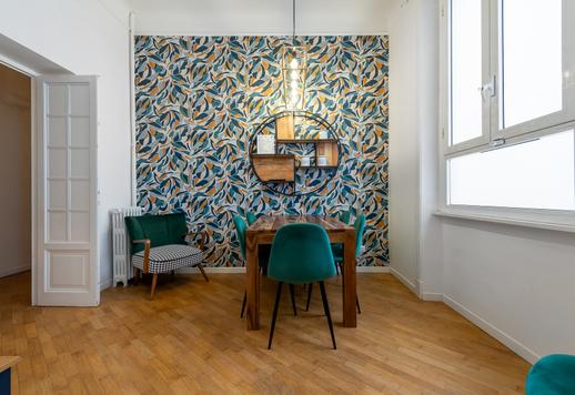 Propiedad reformada y amueblada con un estilo contemporáneo, situada en la tercera planta de un edificio señorial en el corazón del barrio de Prati Image 2