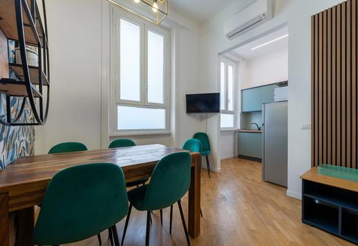 Propiedad reformada y amueblada con un estilo contemporáneo, situada en la tercera planta de un edificio señorial en el corazón del barrio de Prati Image 4